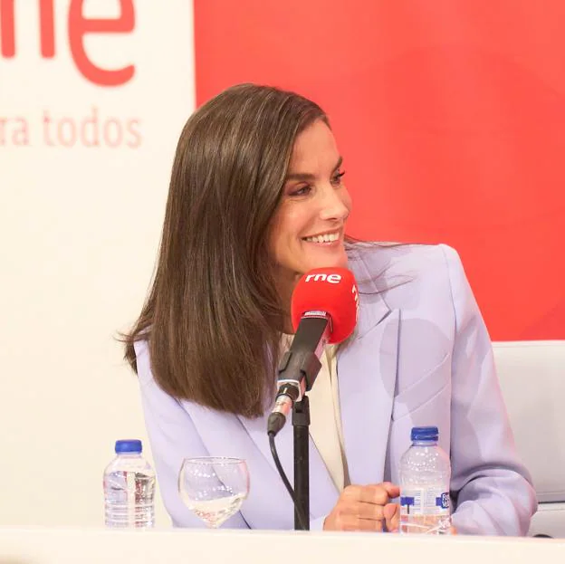 Por qué la reina Letizia es tan feliz ante los micrófonos: todo lo que pasa cuando vuelve a ser periodista en la radio 