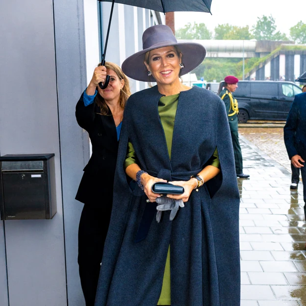 Máxima desafiando a la lluvia en Ámsterdam. 