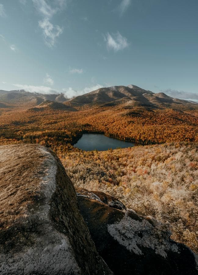 Las montañas Adirondacks, en las que transcurre la novela de Liz Moore, El dios de los bosques, están ubicadas dentro del bosque boreal más grande del mundo. / Clay Banks/Unsplash 