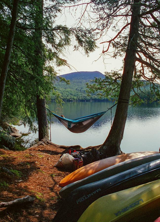 Vista de uno de los lagos de los Adirondacks, las montañas en las que transcurre El dios de los bosques. / Mick Kirchman/Unsplash