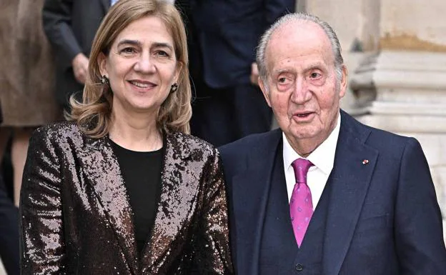 La última foto de la infanta Cristina y el rey Juan Carlos, tomada en París en febrero de 2023. 