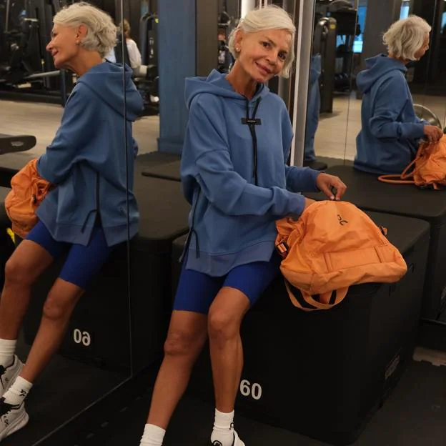 Mujer haciendo ejercicio en un gimnasio. 