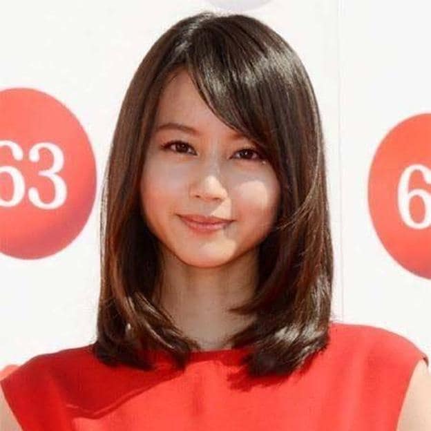 Actriz japonesa con melena midi combinada con flequillo japonés de lado