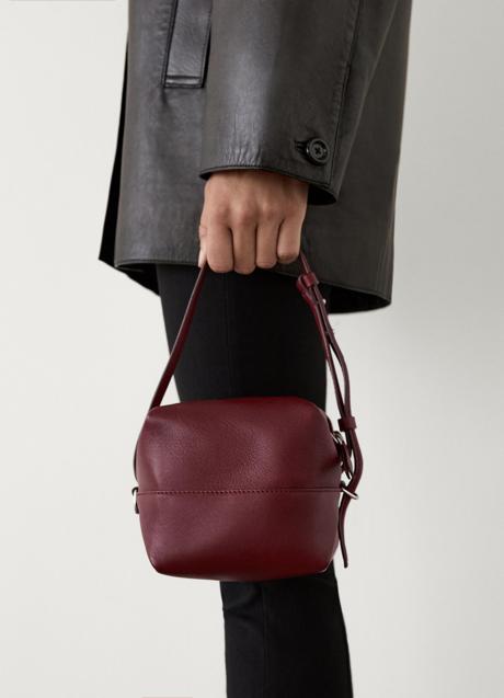 Bolso de piel de Massimo Dutti (99,95 euros)