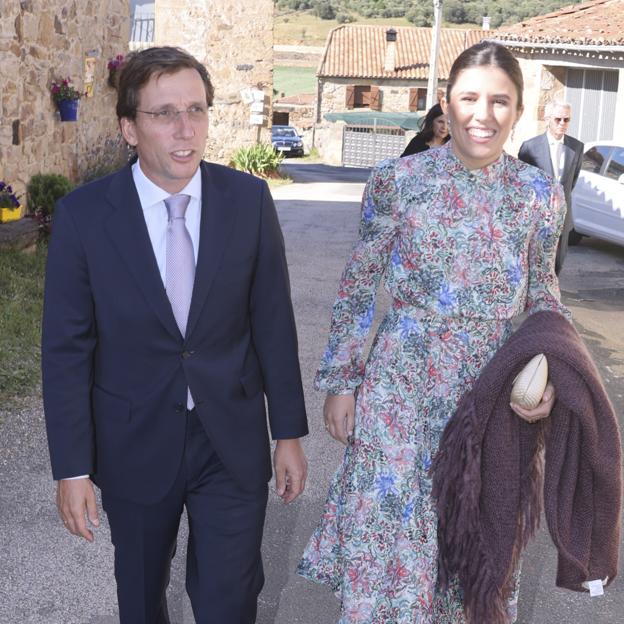 José Luis Martínez Almeida y Teresa Urquijo en la boda de su prima Verónica. 