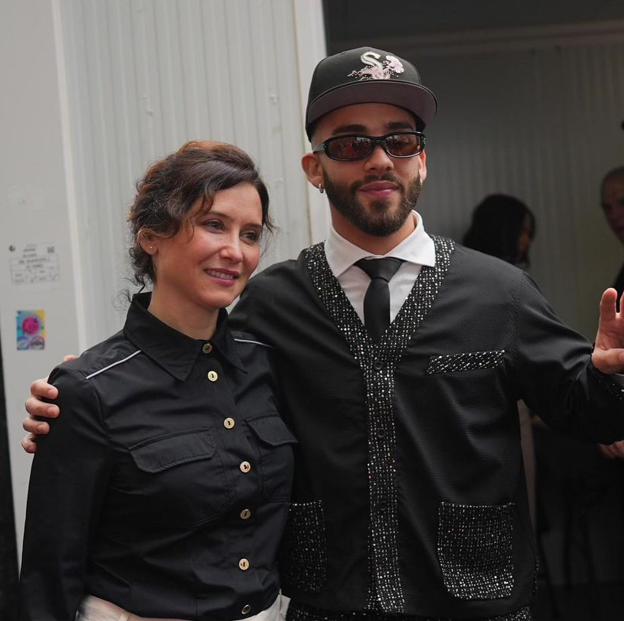 Isabel Díaz Ayuso estrena la camisa de inspiración militar más estilosa en el concierto de Manuel Turizo por el día de la Hispanidad