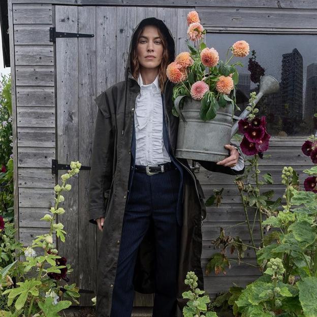 Alexa Chung con una chaqueta impermeable