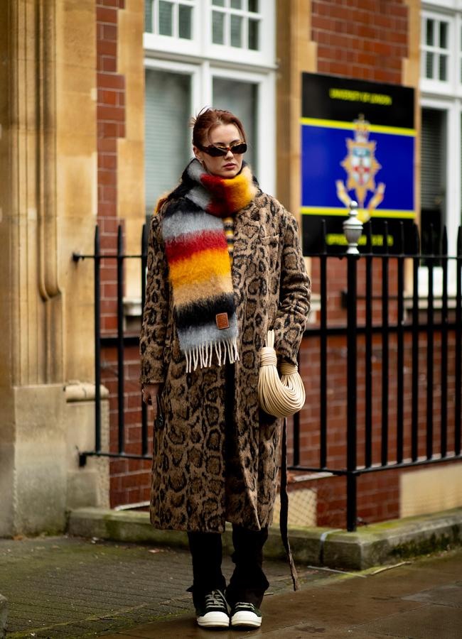 Look con abrigo de leopardo y accesorios coloridos. Foto: Launchmetrics spotlight.