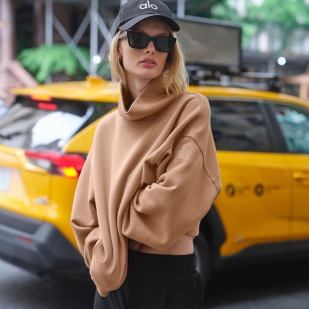 Mujer con ropa deportiva paseando por Nueva York. 