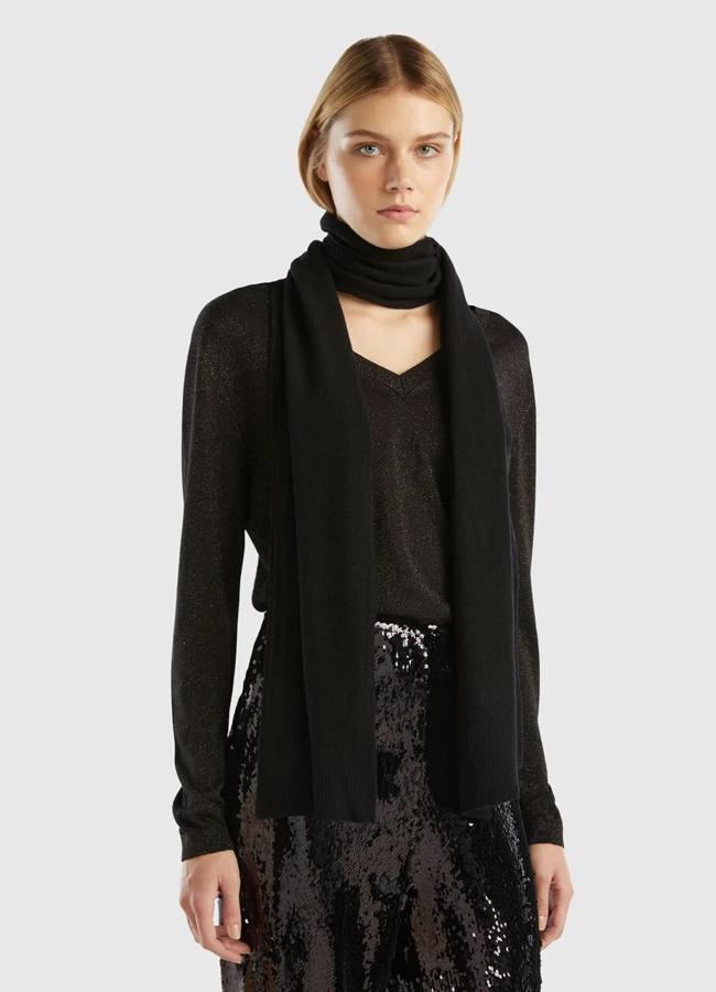 Bufanda negra delgada de Benetton, 17,99 euros.