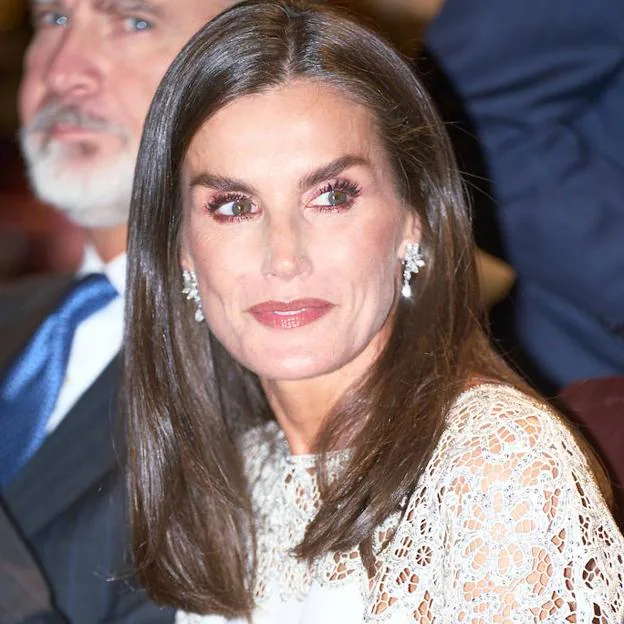 La reina Letizia con un maquillaje de labios oscuros.