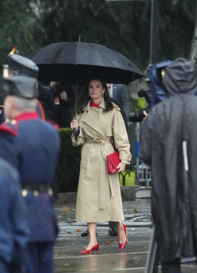 La reina Letizia estrena una gabrdina durante el desfile militar. / LIMITED PICTURES