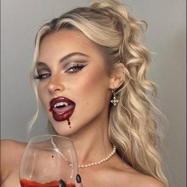 Influencer con maquillaje de vampiresa favorecedor