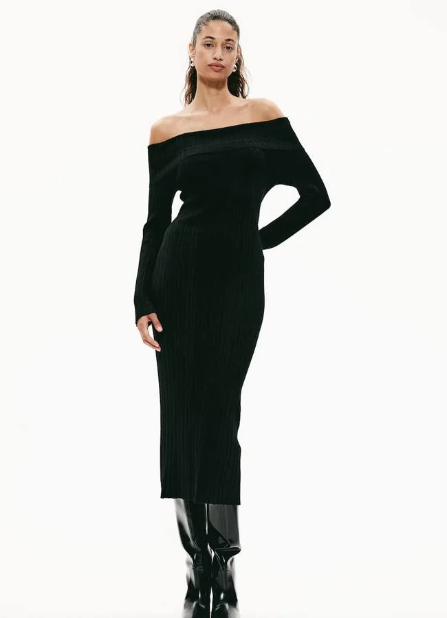 Vestido off shoulder negro entallado a la cintura