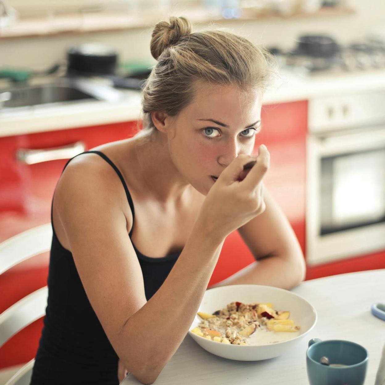 Que un alimento sea saludable no significa que te ayude a adelgazar. /Foto de Andrea Piacquadio en Pexels.