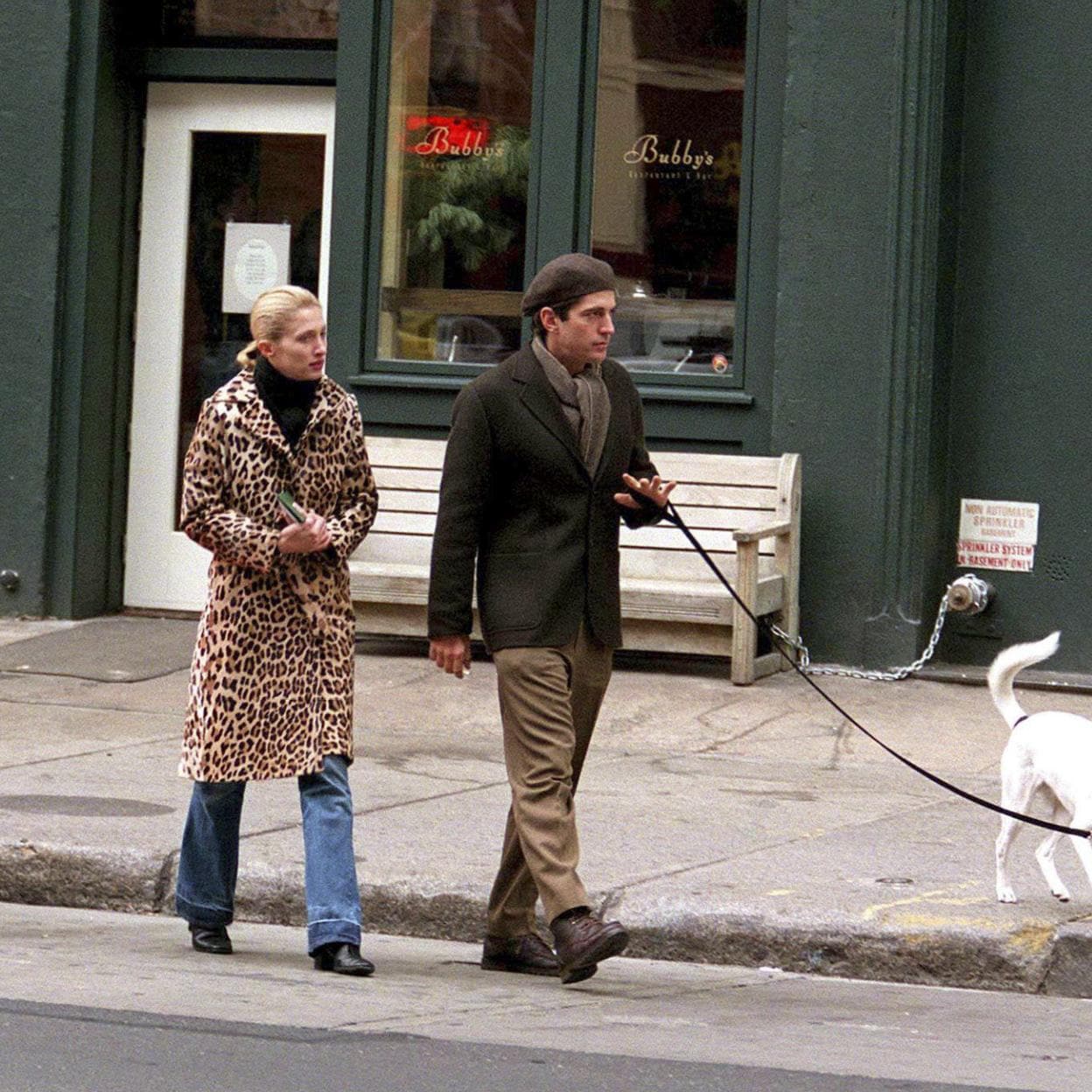 Carolyn Bessette-Kennedy con abrigo de leopardo./gtres