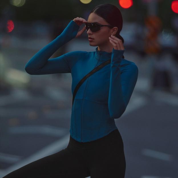 Mujer haciendo ejercicio al aire libre. 