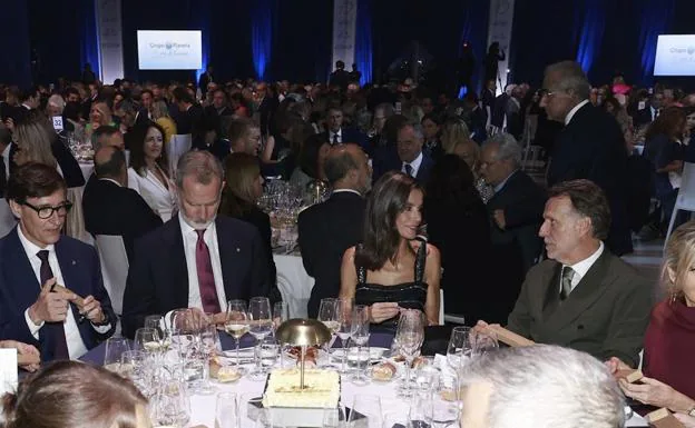 La cena literaria del Premio Planeta, con Letizia charlando con José Crehueras. 