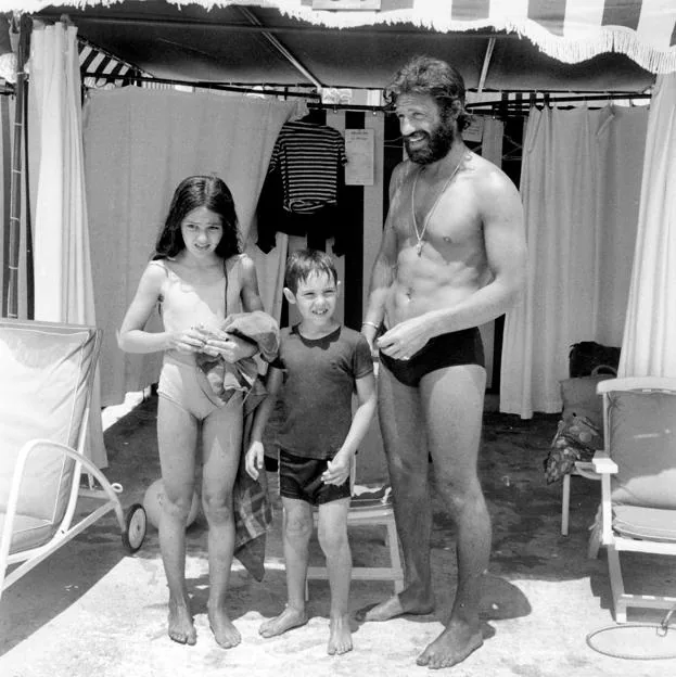 Jean-Paul Belmondo en 1970, con sus dos hijos mayores, en unas vacaciones en Mónaco. 