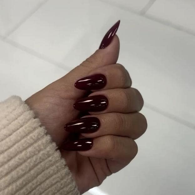 Uñas black cherry glaseadas