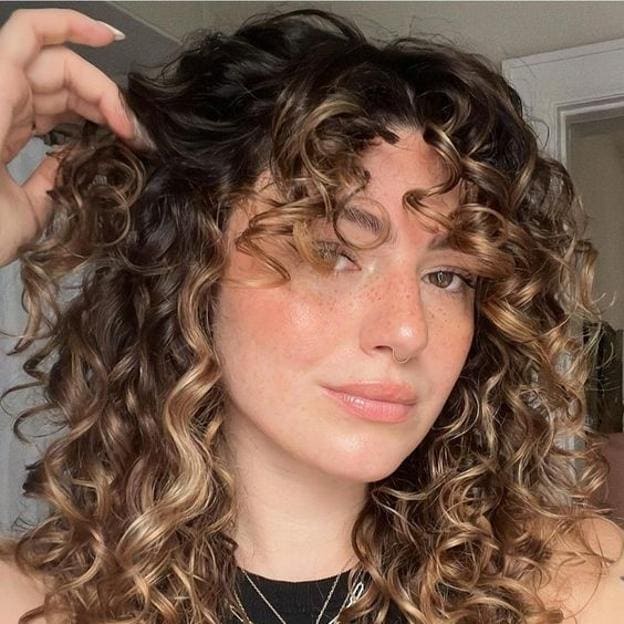 Influencer con mechas para rizos tipo halo