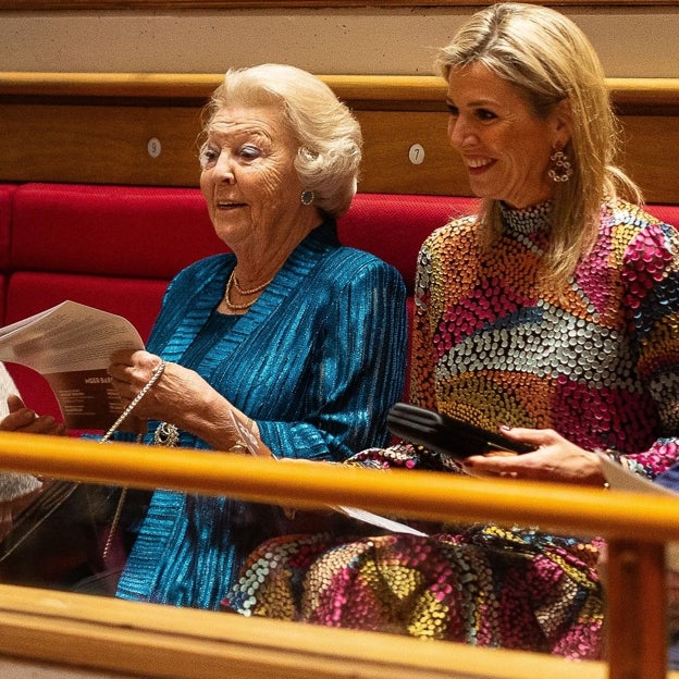 Beatriz y Máxima, sonrientes durante el evento. 