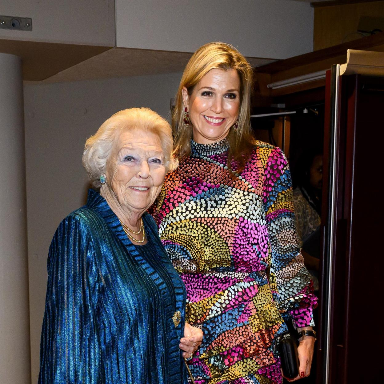 La reina Máxima junto a su suegra Beatriz, de concierto. /gtres