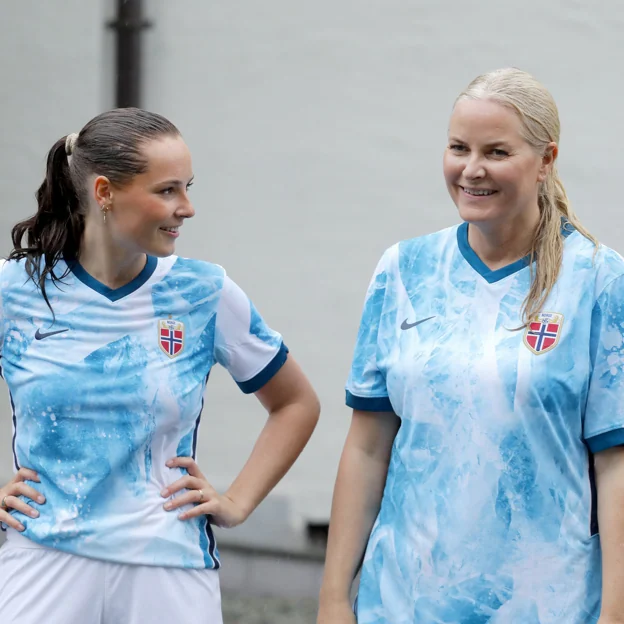 Ingrid Alexandra y Mette-Marit, durante un partido de fútbol. 