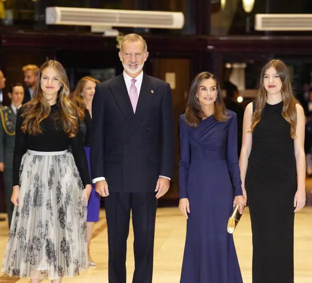 La princesa Leonor, el rey Felipe, la reina Letizia y la infanta Sofía en su llegada al Concierto Premios Princesa de Asturias.