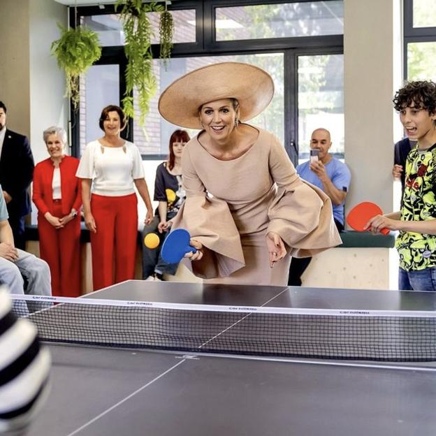 La reina Máxima juega al ping pong con pamela.