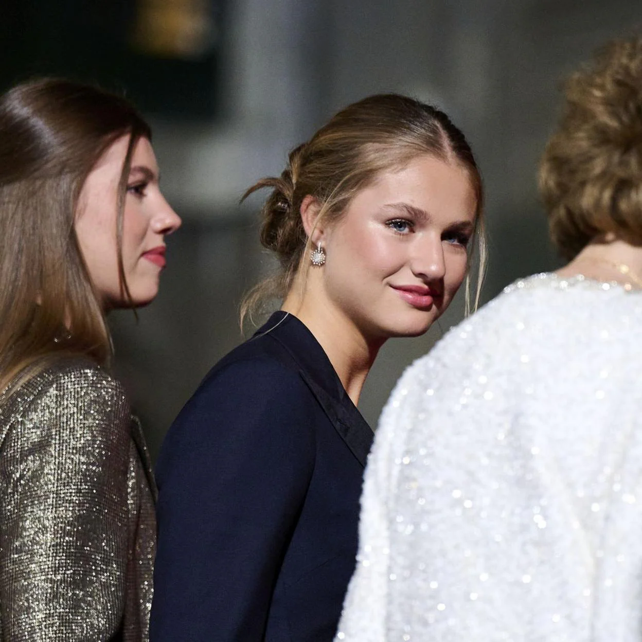 La princesa Leonor, flanqueada por la reina Sofía (de blanco) y la infanta Sofía, a la entrada del Teatro Campoamor de Oviedo. /GETTY IMAGES