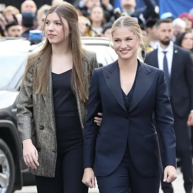 La infanta Sofía y la princesa Leonor se enlazaron a la entrada y salida del Teatro Campoamor, donde se celebran cada año los Premios Princesa de Asturias. 