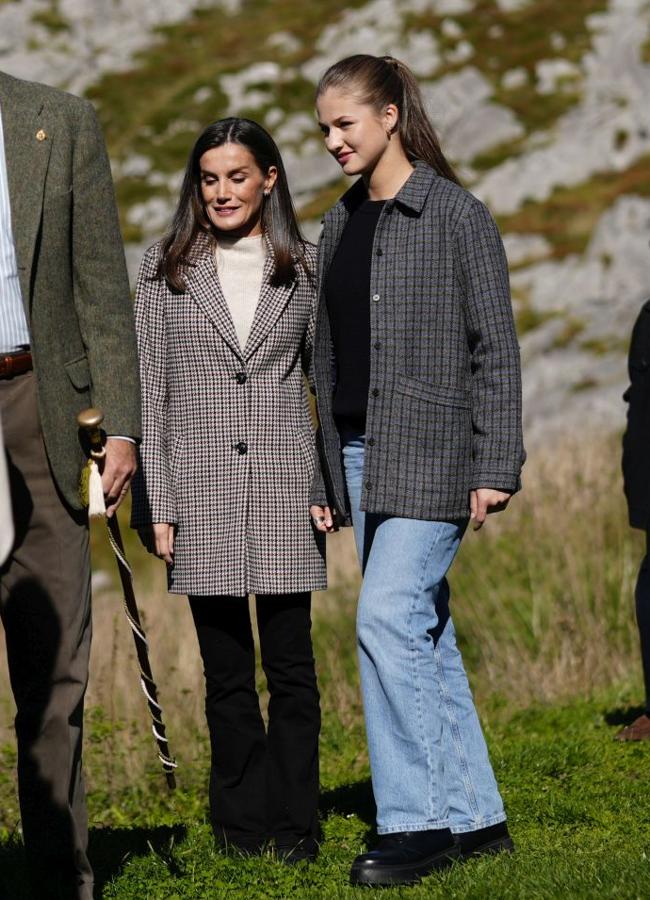 La reina Letizia y la princesa Leonor en la visita del Pueblo Ejemplar. / LIMITED PICTURES