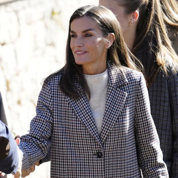 La reina Letizia repite el abrigo de cuadros de Springfield con significado oculto en la visita al Pueblo Ejemplar de Asturias 