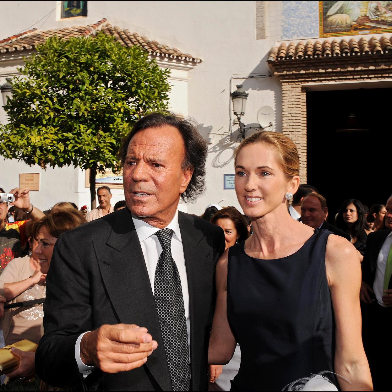 Miranda Rijnsburger y Julio Iglesias, en una boda celebrada en Marbella. /GTRES.