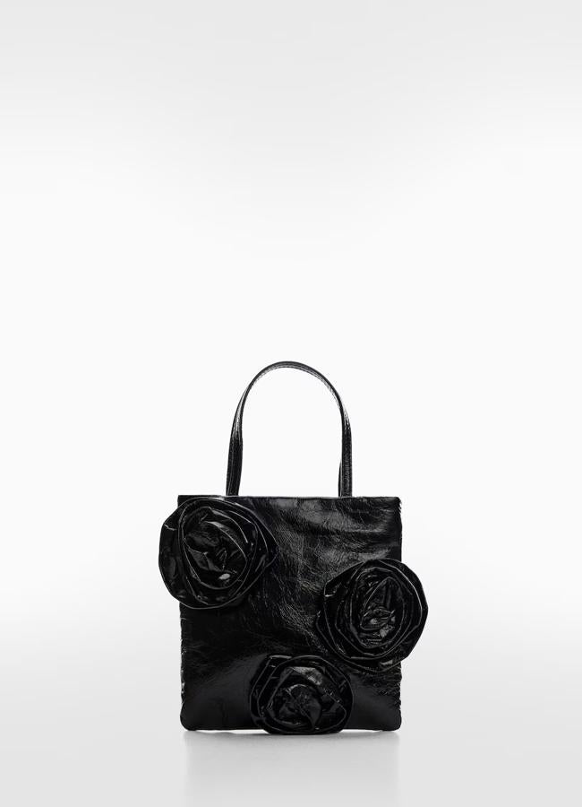 Bolso flor en color negro de Mango Outlet.