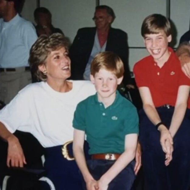 Los pequeños Harry y Guillermo junto a su madre. 