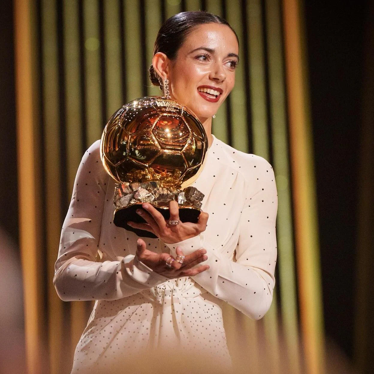 El espectacular look de Aitana Bonmatí para recoger el Balón de Oro 2024:  vestido de seda y pendientes de diamantes | Mujer Hoy