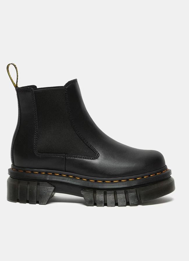 Bota negra con pespuntes de Dr.Martens, 230 euros.