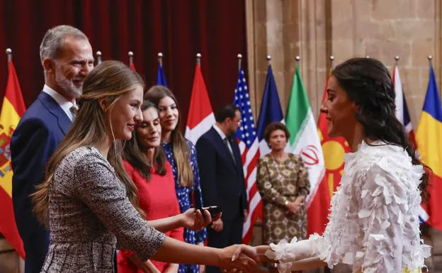 La princesa Leonor saluda a Carolina Marín en los Premios Princesa de Asturias. 