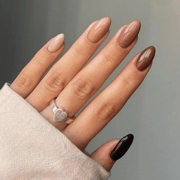 Manicura con uñas en diferentes tonos de marrón