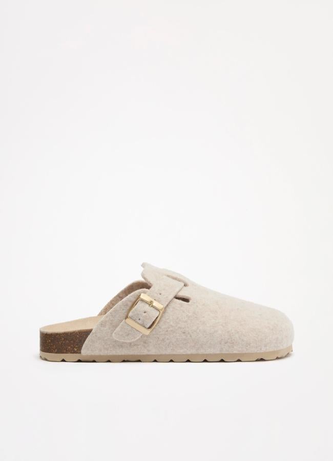 Zueco blanco de pelo de Lefties, 17,99 euros.