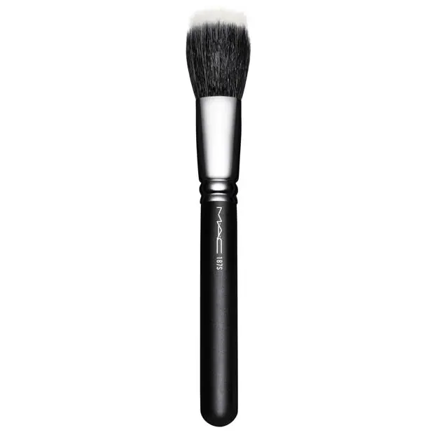 Pincel 187S Duo Fibre Face de MAC. Precio: 56 euros