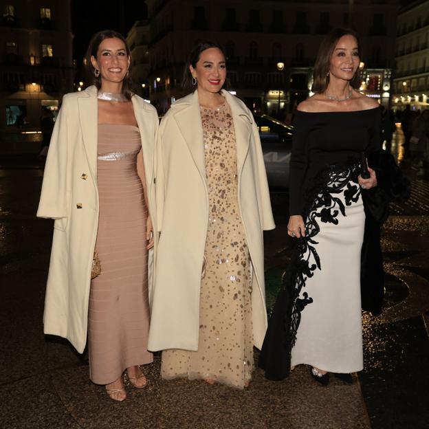 Ana Boyer, Tamara Falcó e Isabel Preysler en su llegada a los Premios Mujerhoy.