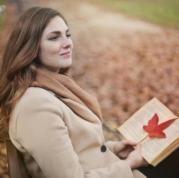 Leer un buen libro en un parque mientras disfrutamos del otoño es uno de los grandes placeres del mes de noviembre, y más si se trata de una novedad editorial.