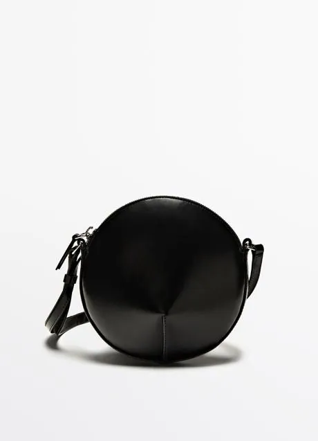 Bolso negro de Massimo Dutti (99,99 euros)