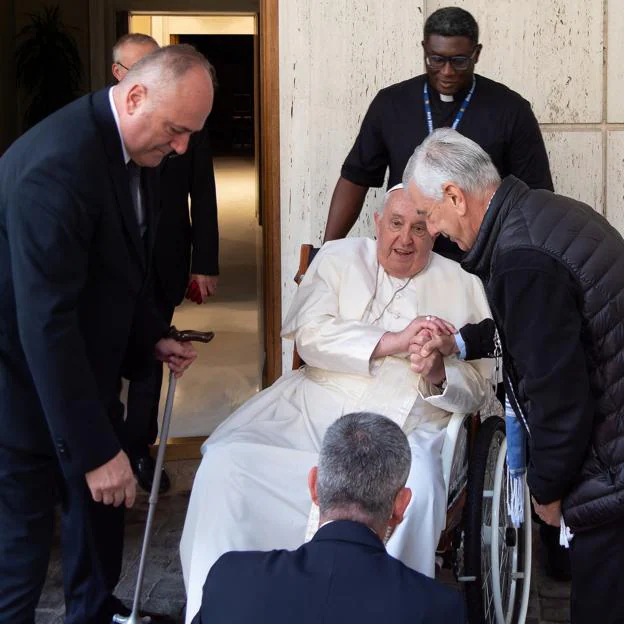 El sacerdote español entregando la silla al Papa Francisco. 