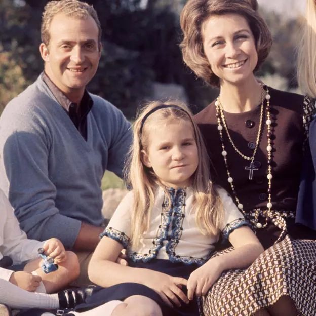 La familia rela española en los años 70, con la infanta Elena en eñ centro. 