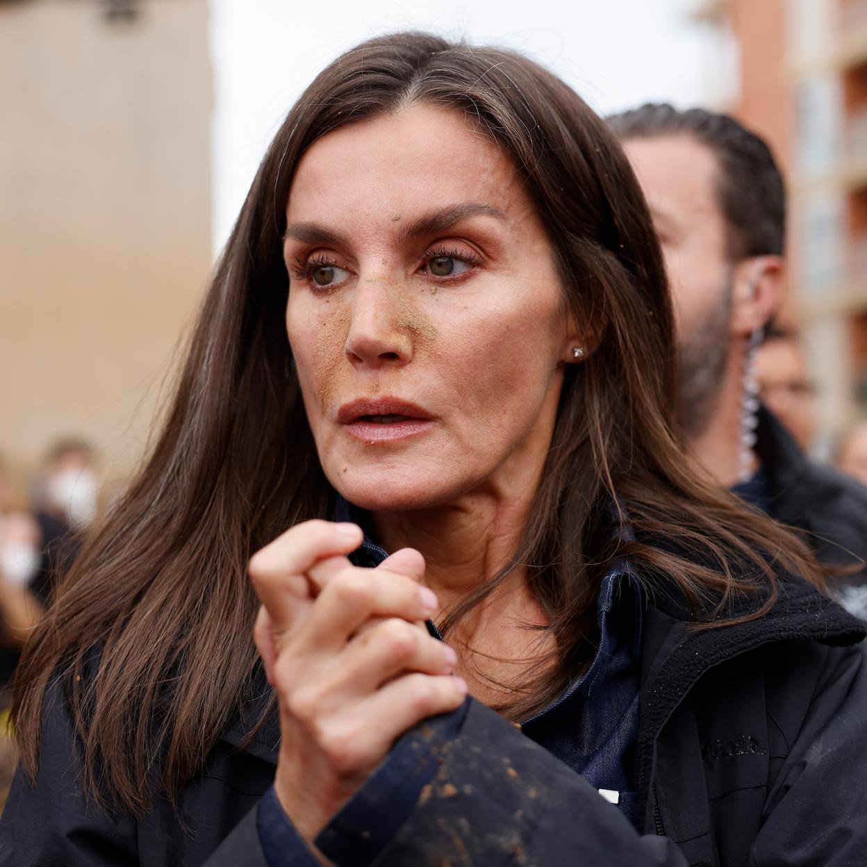 La impactante fotografía de Letizia, con la cara llena del barro que le arrojaban los vecinos indignados. /Ana escobar para efe/ POOL de medios