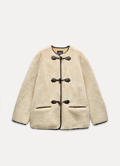 Abrigo con alambres de Zara (59,99 euros)